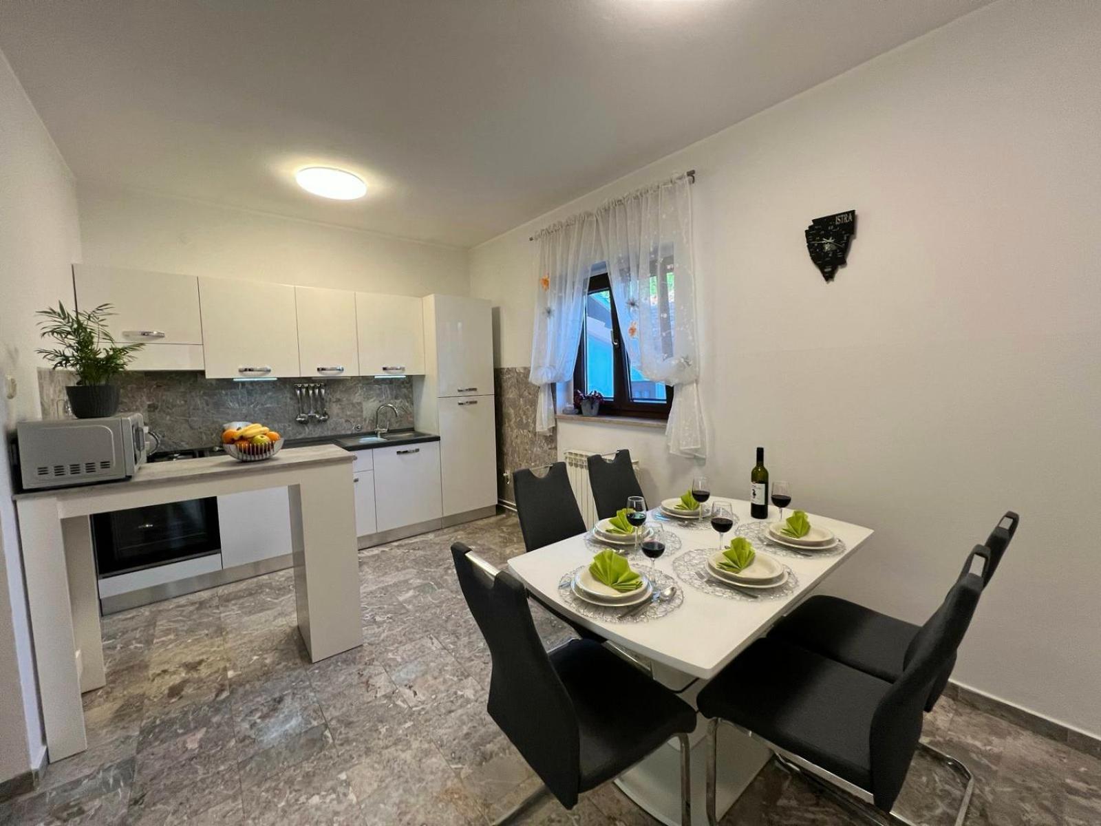Apartment Tigo - 2 Bedrooms, 2 Bathrooms, Terrace And Big Garden Fazana Exterior photo